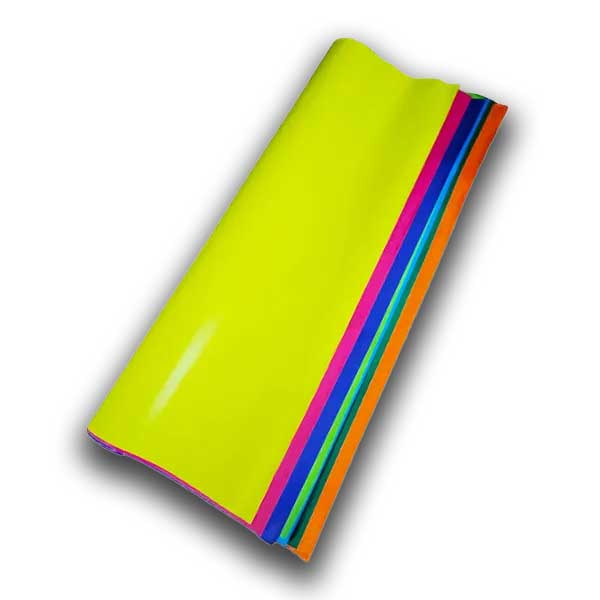 Pliego de papel lustre cualquier color, 19” x 26”.